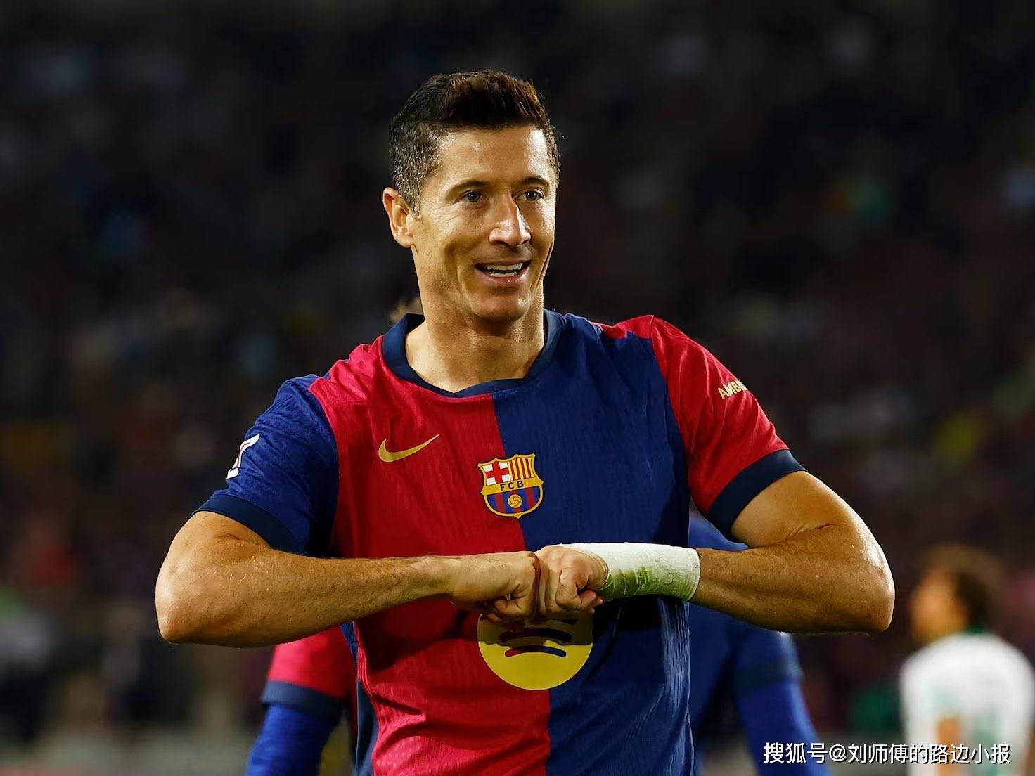 华体会官网莱万多夫斯基回归赛场，败北首场状态亮眼，雄鹿观众沸腾！的简单介绍