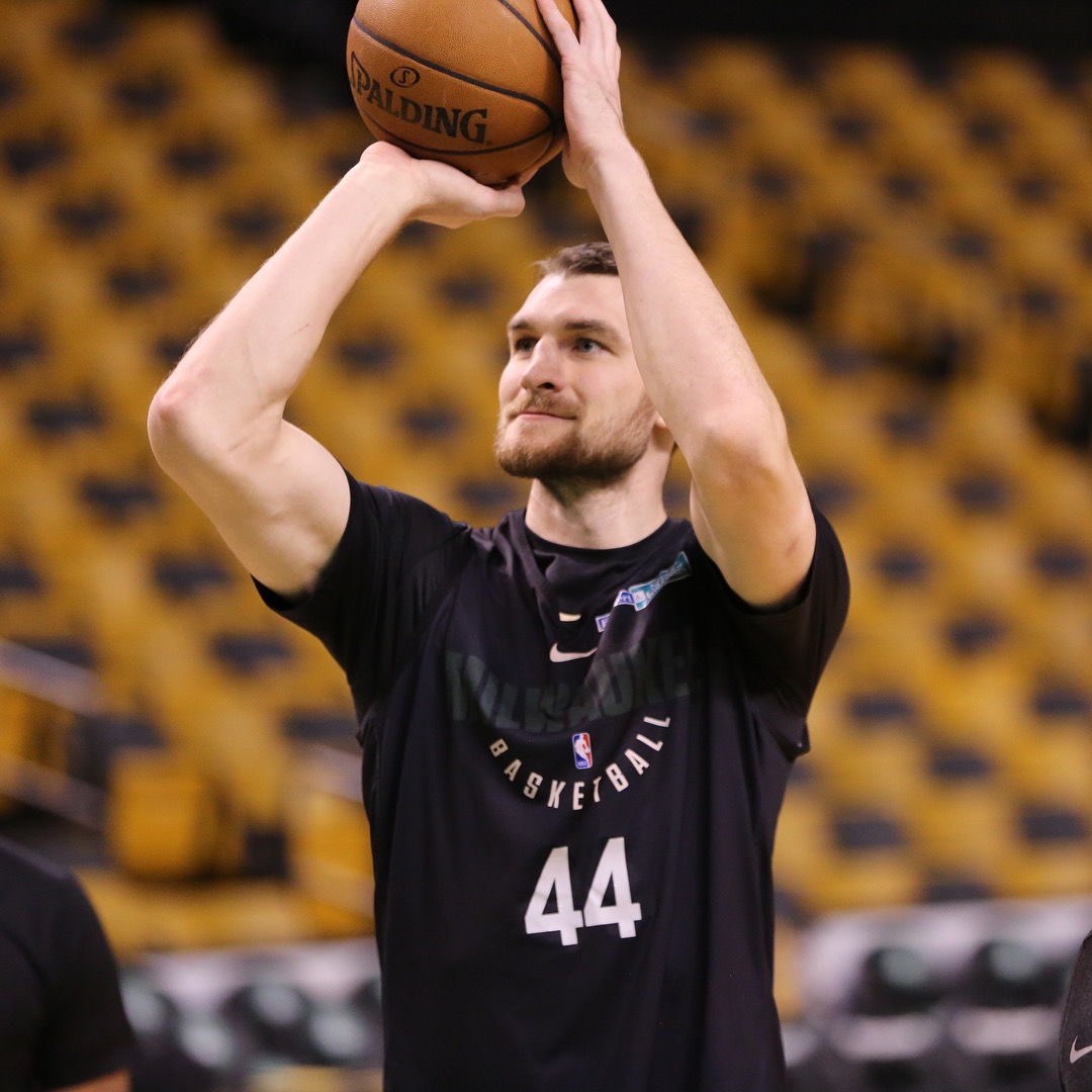 HTH加时末段体能课后，密尔沃基雄鹿止住颓势备战欧超杯，更衣室稳定，心理建设被强调的简单介绍